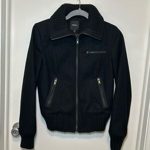 Express winter jacket!! Bomber style with extended collar to keep you warm!!